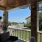 Casa Nova - With Heated Pool Vilă